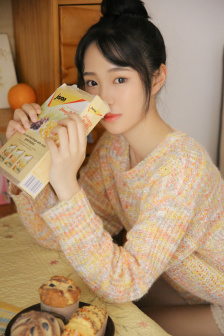 被主人关在笼子里面